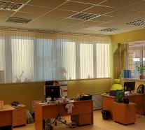Вертикальные жалюзи в офис желтые