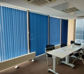 Вертикальные жалюзи в офис синие