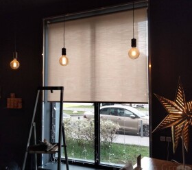 Рулонные шторы в кафе