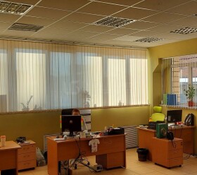 Вертикальные жалюзи в офис желтые