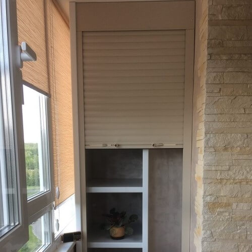 Полки или шкаф на балкон с рольставнями